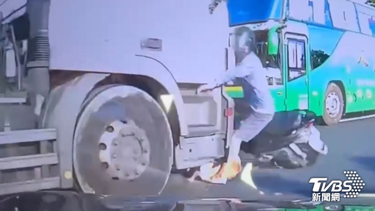 影／高雄大貨車「逆向狂飆」騎士挨撞險捲車底全身傷　可惡駕駛溜了