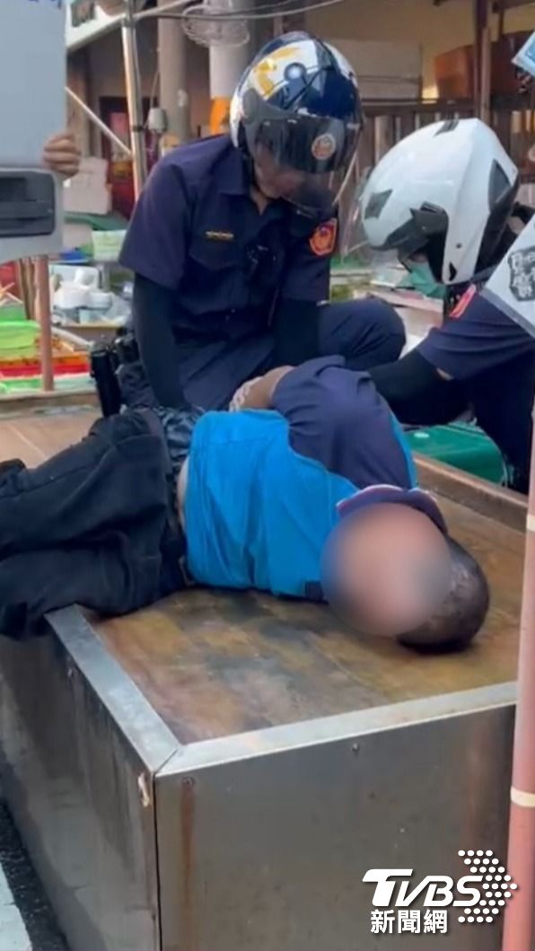 大貨車駕駛肇逃後又衝入人群眾多的興達觀光漁市場。(圖/TVBS)