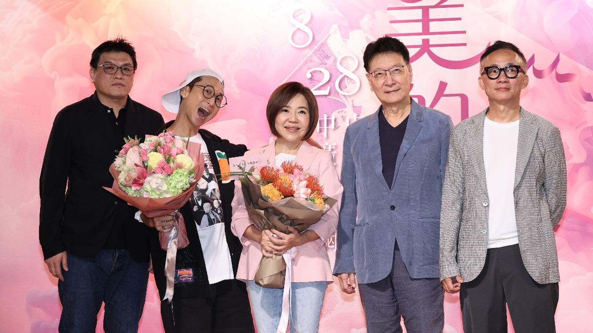 于美人(中)重返中廣開節目,趙少康特別前來祝賀。(圖/張哲鳴)