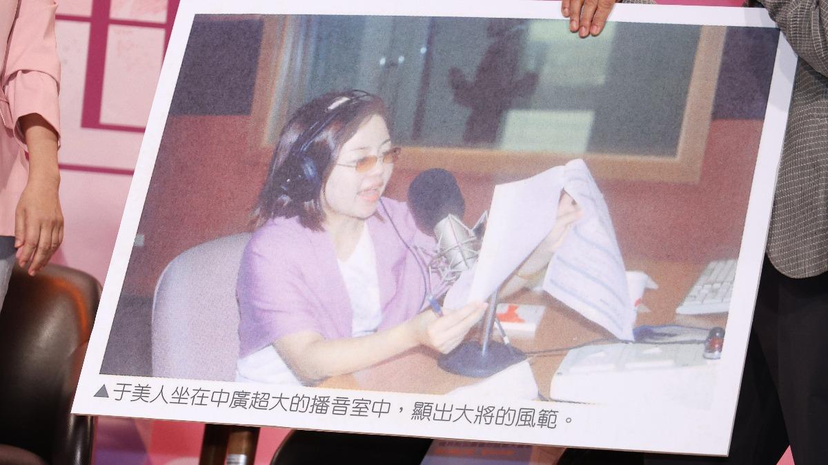 于美人當年在中廣開節目照片。(圖/張哲鳴)