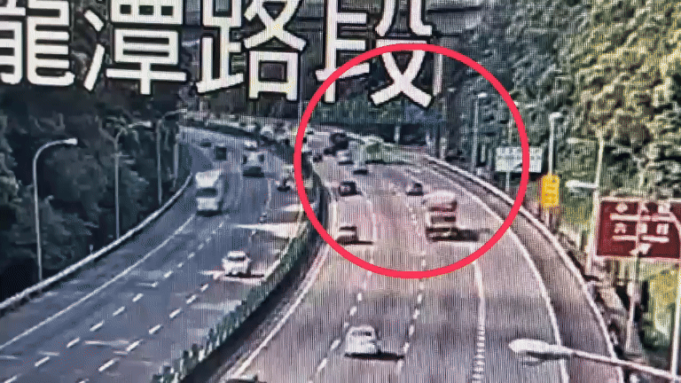 國3自撞外側護欄後飛到最內側。(圖/TVBS)