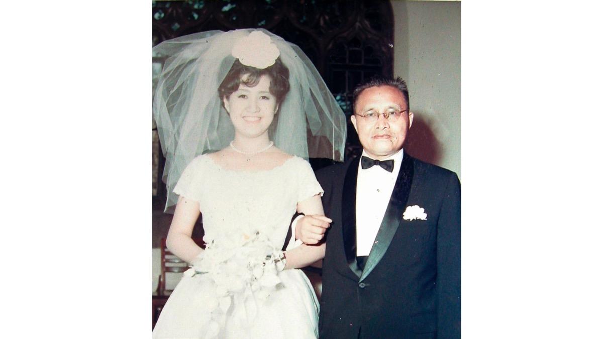 連戰夫婦60年前結褵照片曝光，連方瑀在父親方聲恆見證下步入禮堂。（圖／連辦提供）