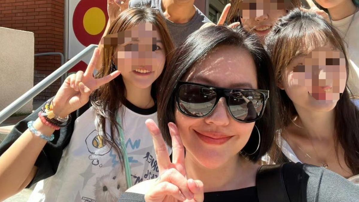 小S親民與留學生合照。（圖／翻攝自微博）