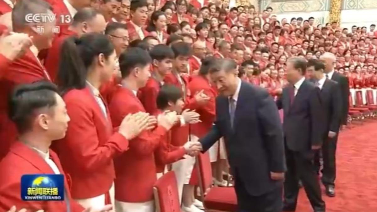 習近平特別彎下腰與全紅嬋握手對話。（圖／翻攝自央視網）