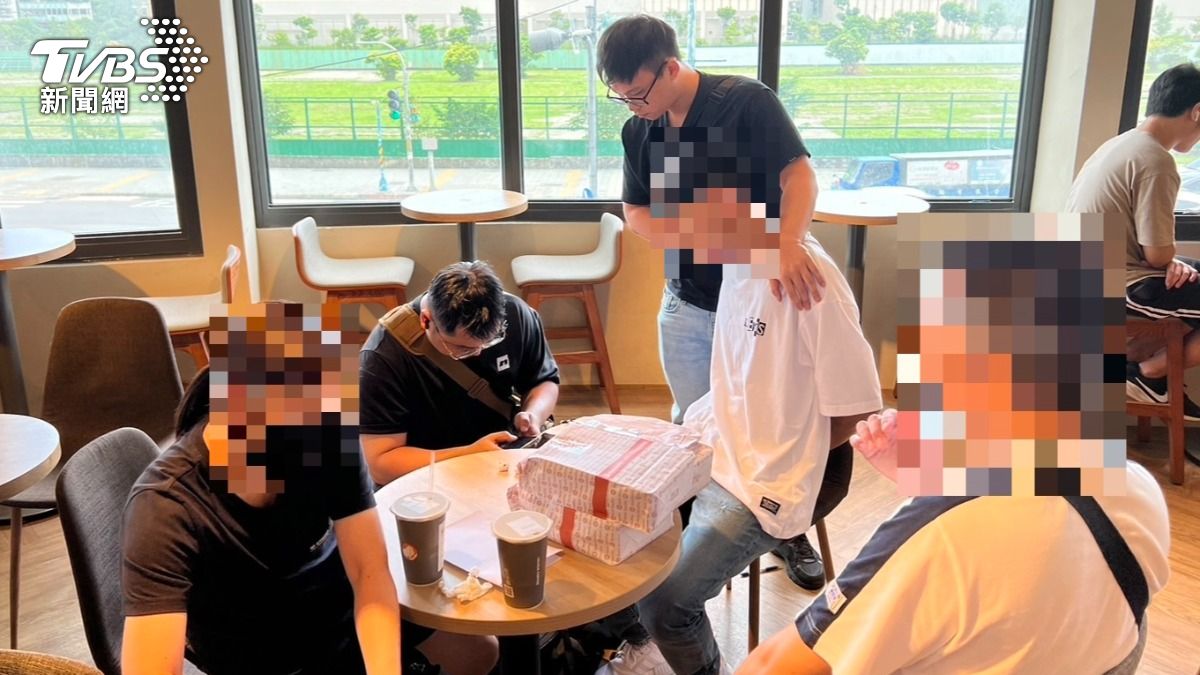 警方趁車手現身取款時逮人。(圖/TVBS)