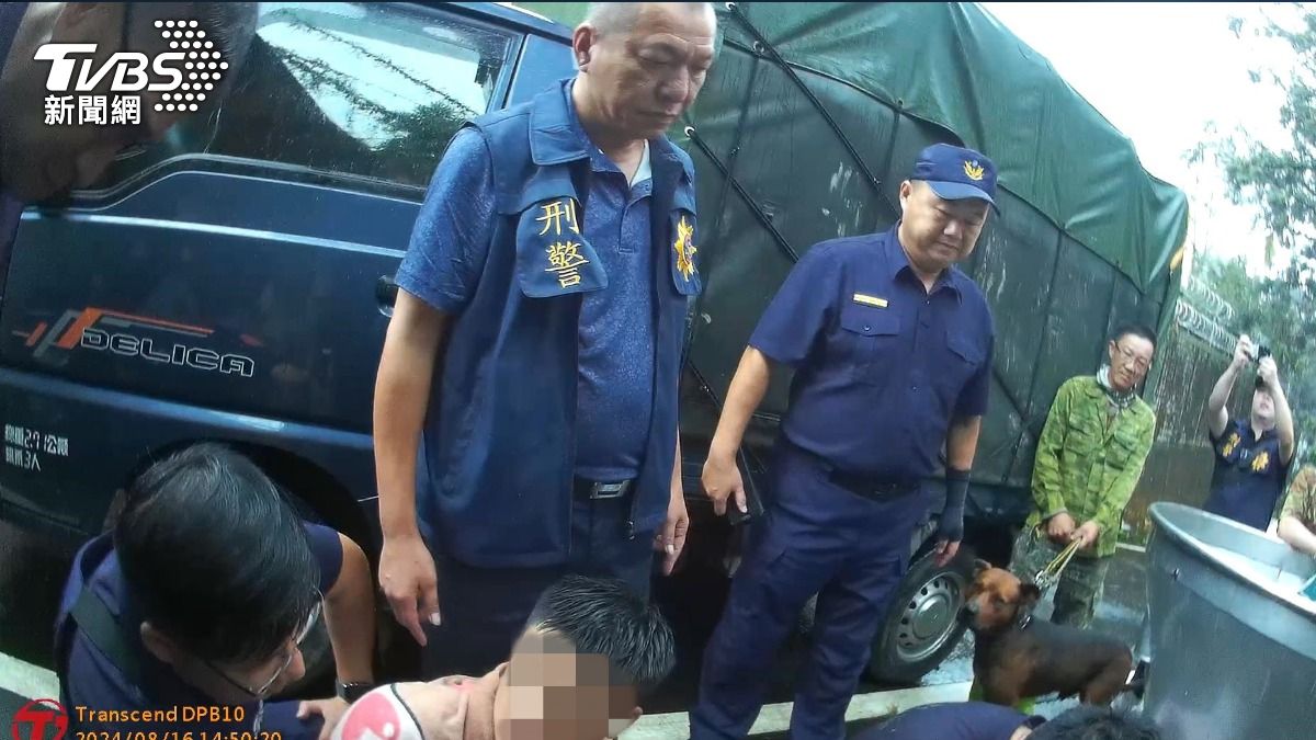 警民聯手將兩名行竊歹徒捕獲，並在兩人身上搜出毒品。（圖／TVBS）