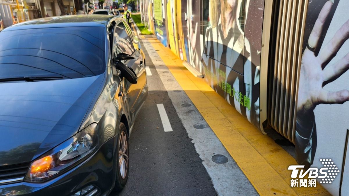 轎車則左側車門板金毀損,車窗破裂。(圖/TVBS)