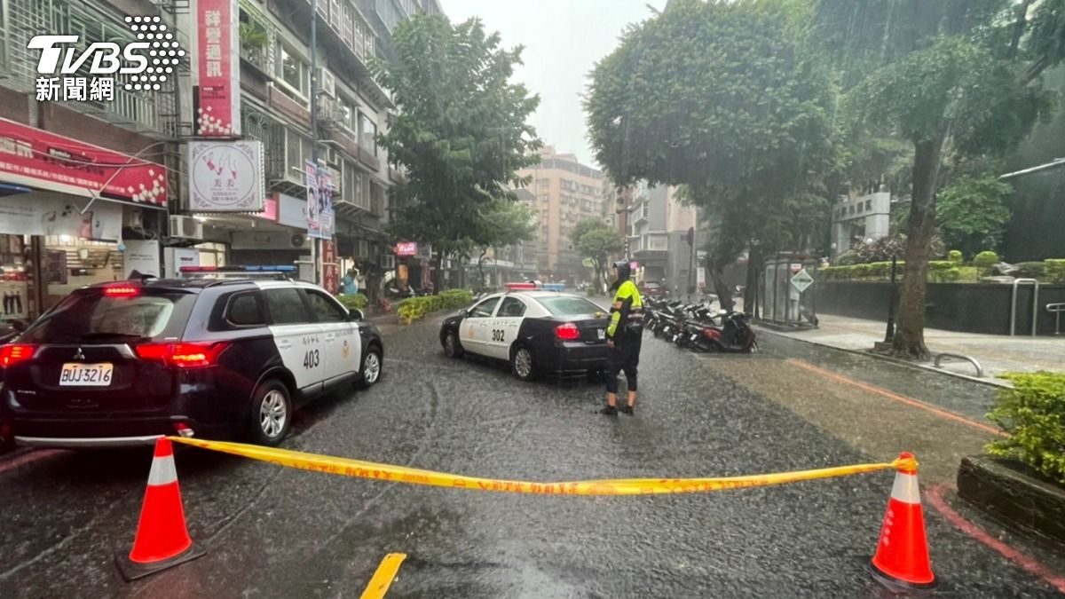 快訊/又淹水了!新北永和國光路水快淹進店家 警方緊急封路