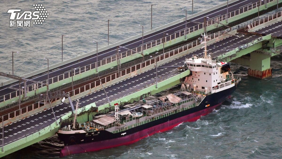 運油貨船「寶運丸」被吹至關西國際機場連接大阪府泉佐野市的聯絡橋。(圖/達志影像美聯社)