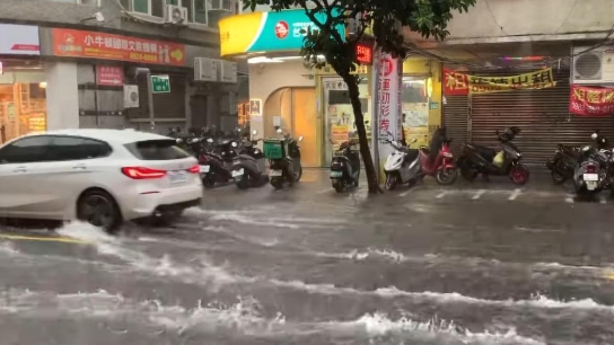 永和竹林路嚴重積水，車輛經過猶如陸上行舟。（圖／翻攝我是永和人）