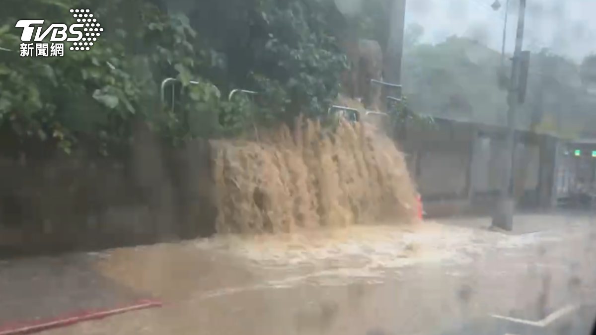 大雷雨轟炸雙北,邊坡變瀑布。(圖/TVBS)