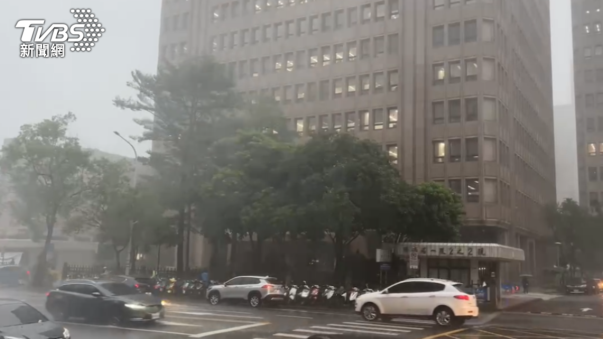 暴雨讓民眾直呼根本像是颱風等級。(圖/TVBS)
