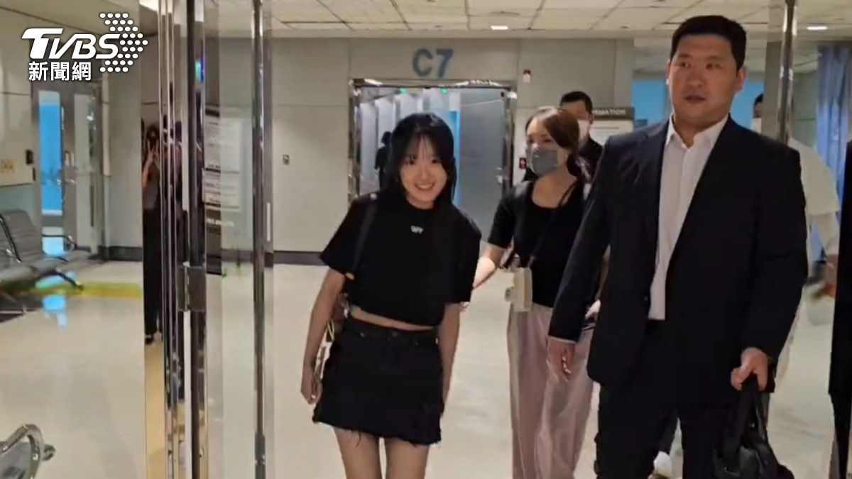 金惠奫穿著黑色短T與短裙,辣露小蠻腰。(圖/TVBS)