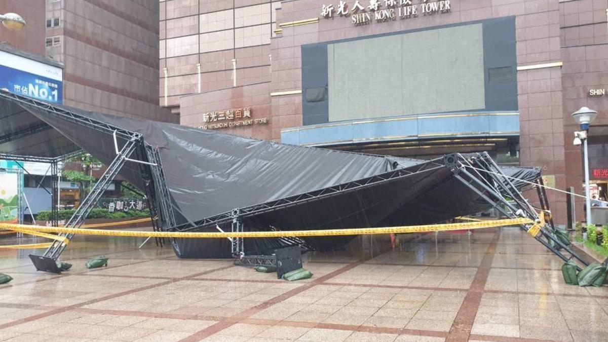 午後雷雨侵襲!北車新光人壽前舞台倒塌 2人受傷送醫