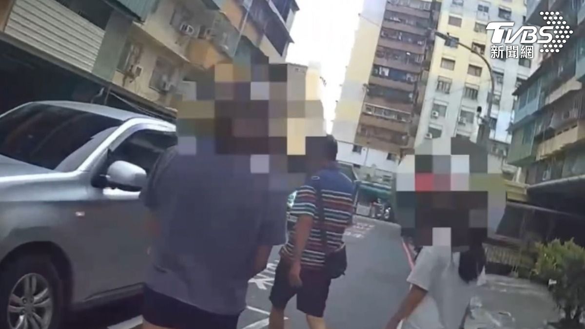 員警於賴女租屋處附近進行埋伏。(圖/TVBS)