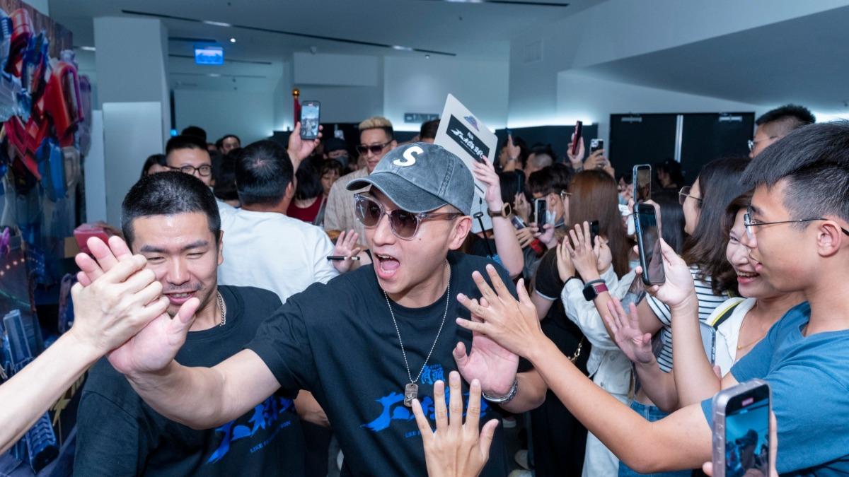 鄭人碩與熱情粉絲擊掌。(圖/曼尼娛樂提供)