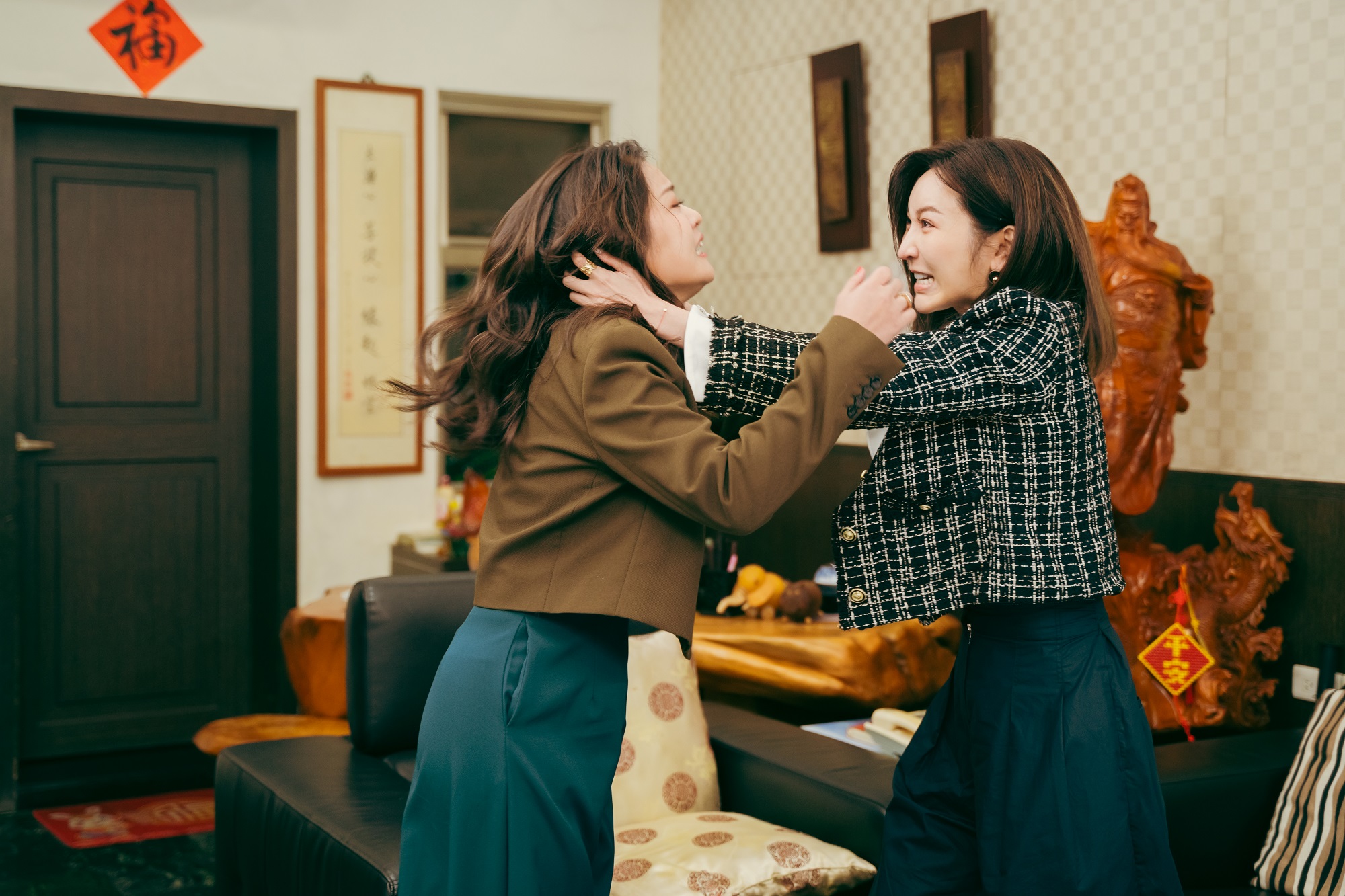 曾莞婷破口大罵對手演員「痟貪的女人」 失控扯髮爆激烈衝突