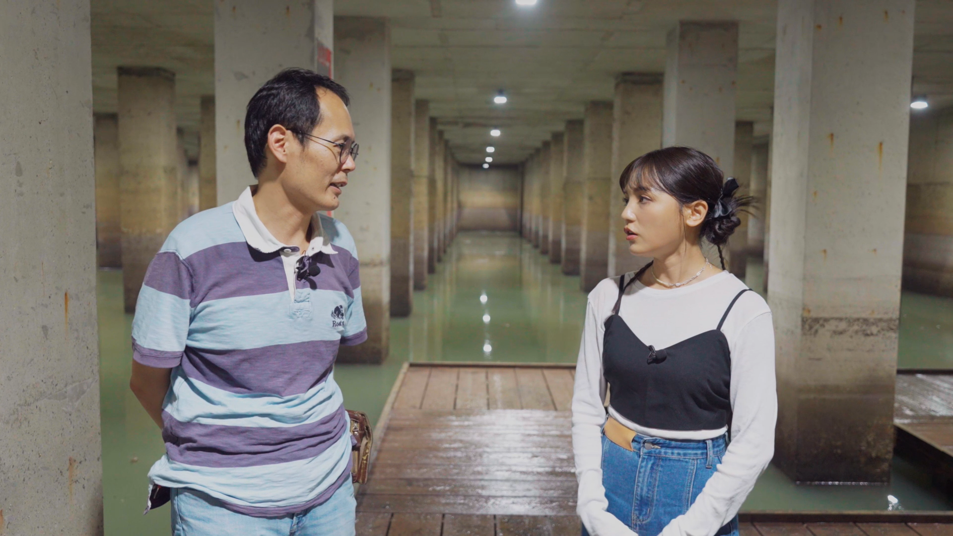 ▲《Chill桃不一樣》透過桃園市政府水務局邱專委的介紹，瞭解「龍山埤塘生態公園」滯洪池如何解決內壢一帶淹水問題。來源：桃園市政府