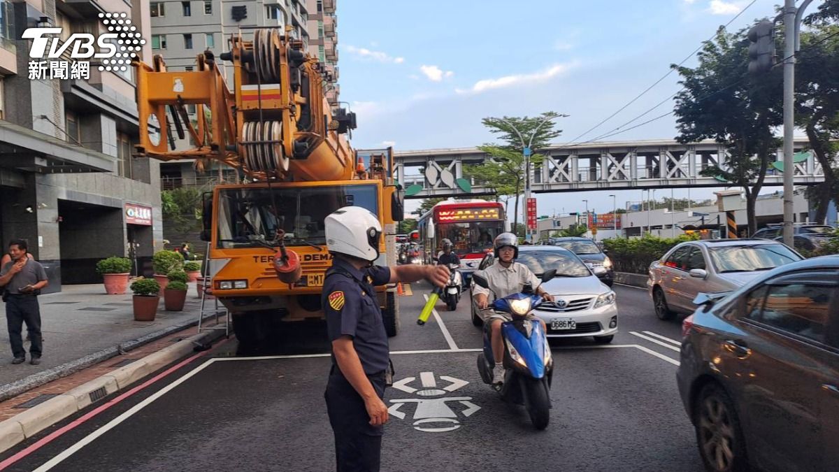 淡水吊車拋錨!唯一聯外道路狂塞4小時 交通局研議「尖峰禁大車出入」