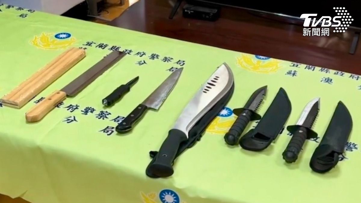 警方從8名犯嫌身上查獲刀械、棍棒。(圖/TVBS)