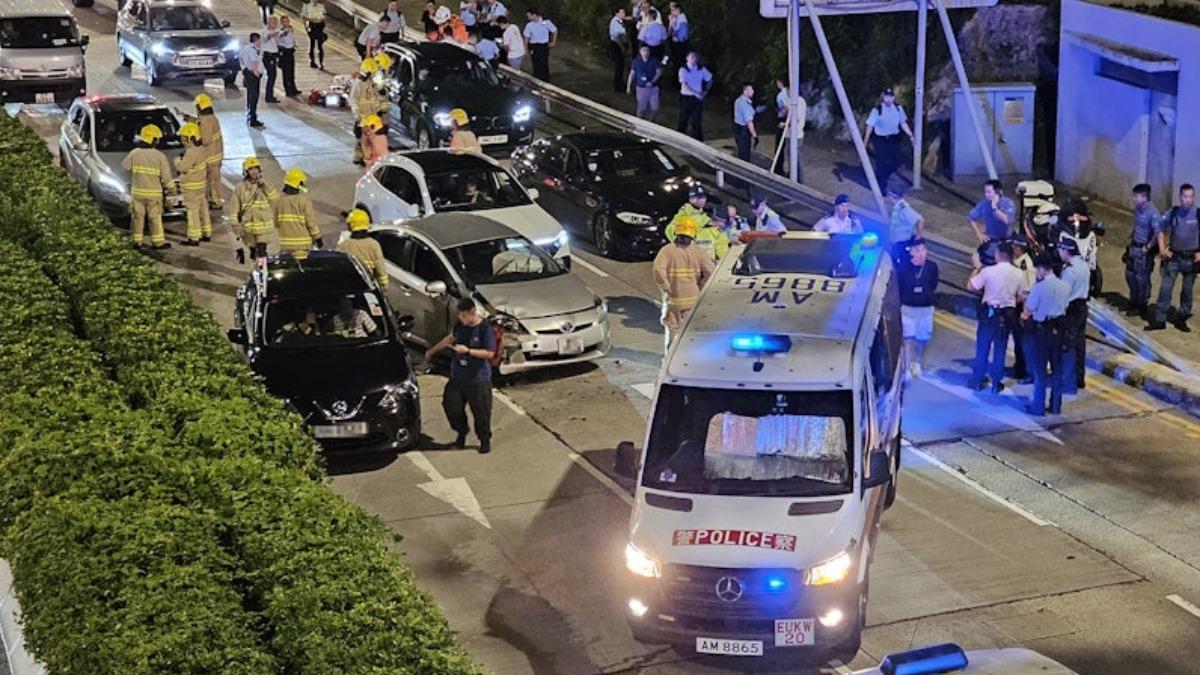 香港可疑車輛狂飆!員警「攔截遭撞」倒地 目擊者驚:像是看電影