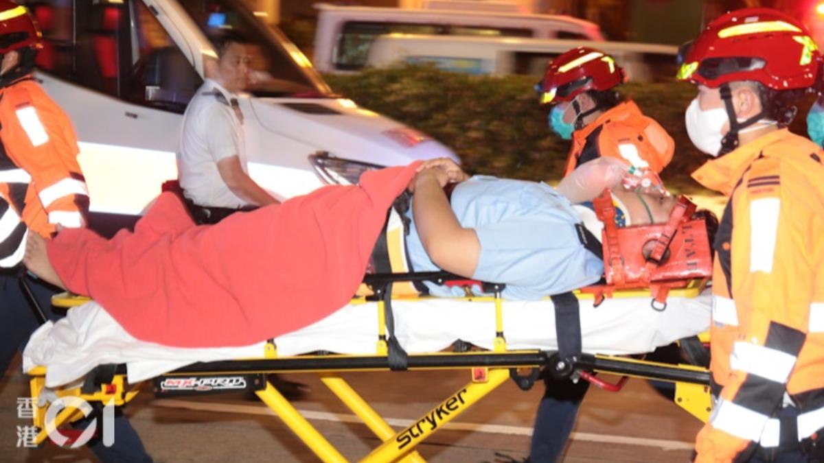 警員被撞傷送醫。(圖/香港01)