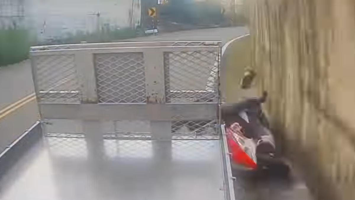 騎士為了超車反而摔地。（圖／翻攝自爆料公社）