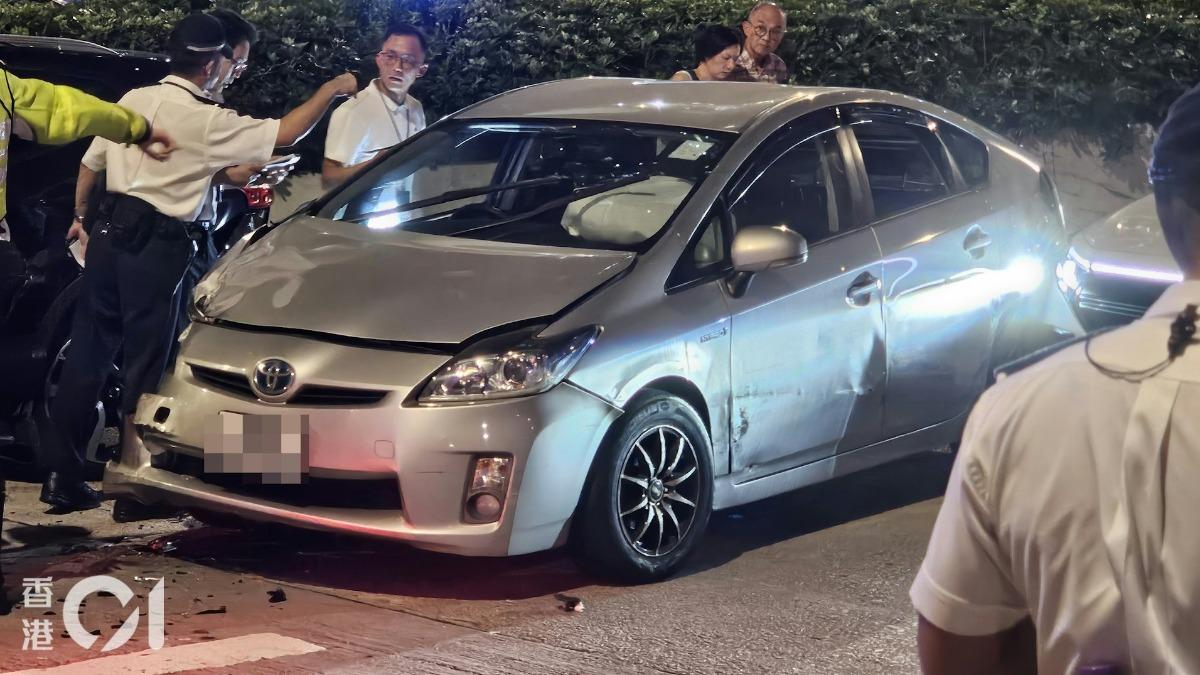 員警包圍銀色涉案車輛。(圖/香港01)