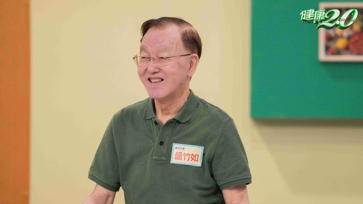 盛竹如回憶以前新聞工作的高壓生活,也因此摘除膽囊,使他不禁自嘲為「無膽之人」。(圖/TVBS)