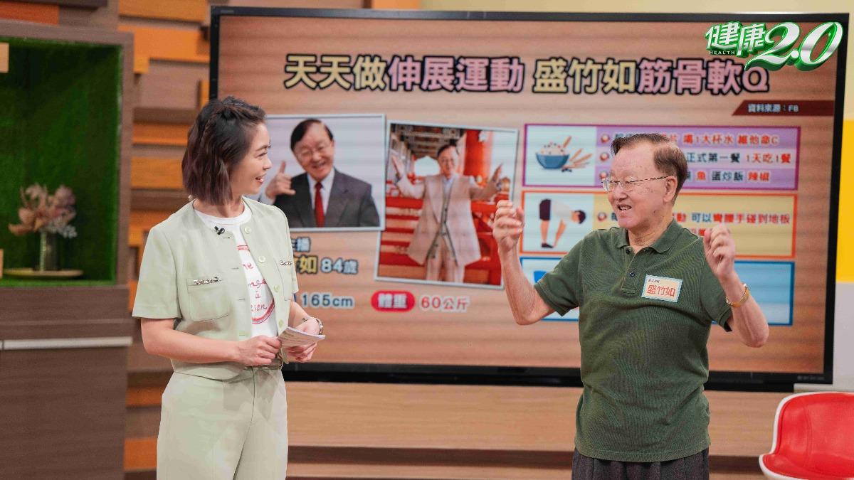 「資深主播」盛竹如首次參與《健康2.0》錄影,分享獨門長壽拉筋秘訣。(圖/TVBS)
