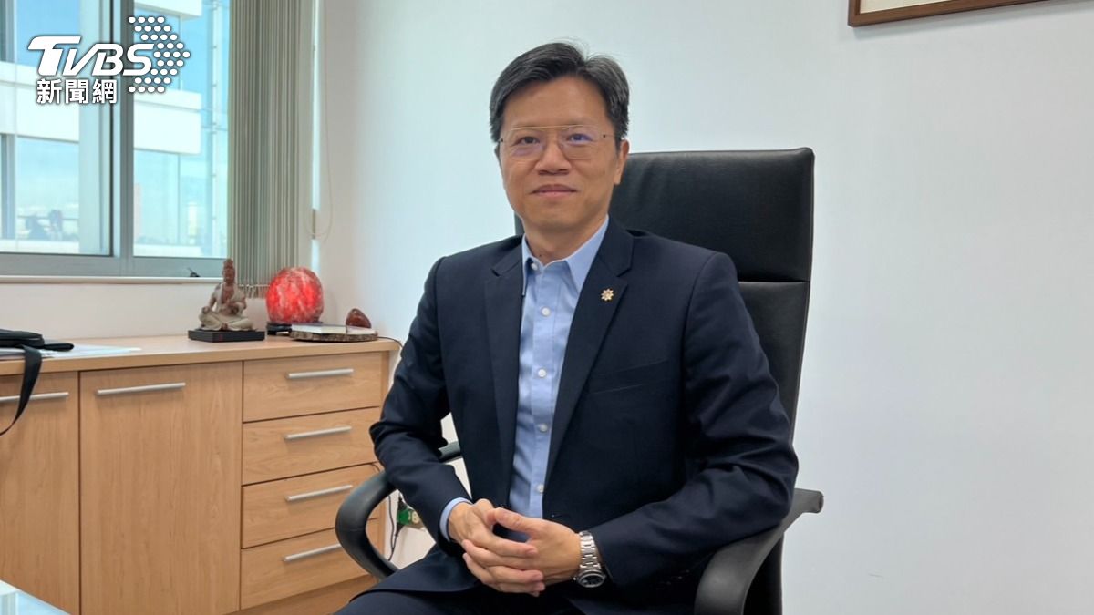 刑事局國際刑警科長李昆達解釋民眾接到國際詐騙電話原因。(圖/張貴翔攝)