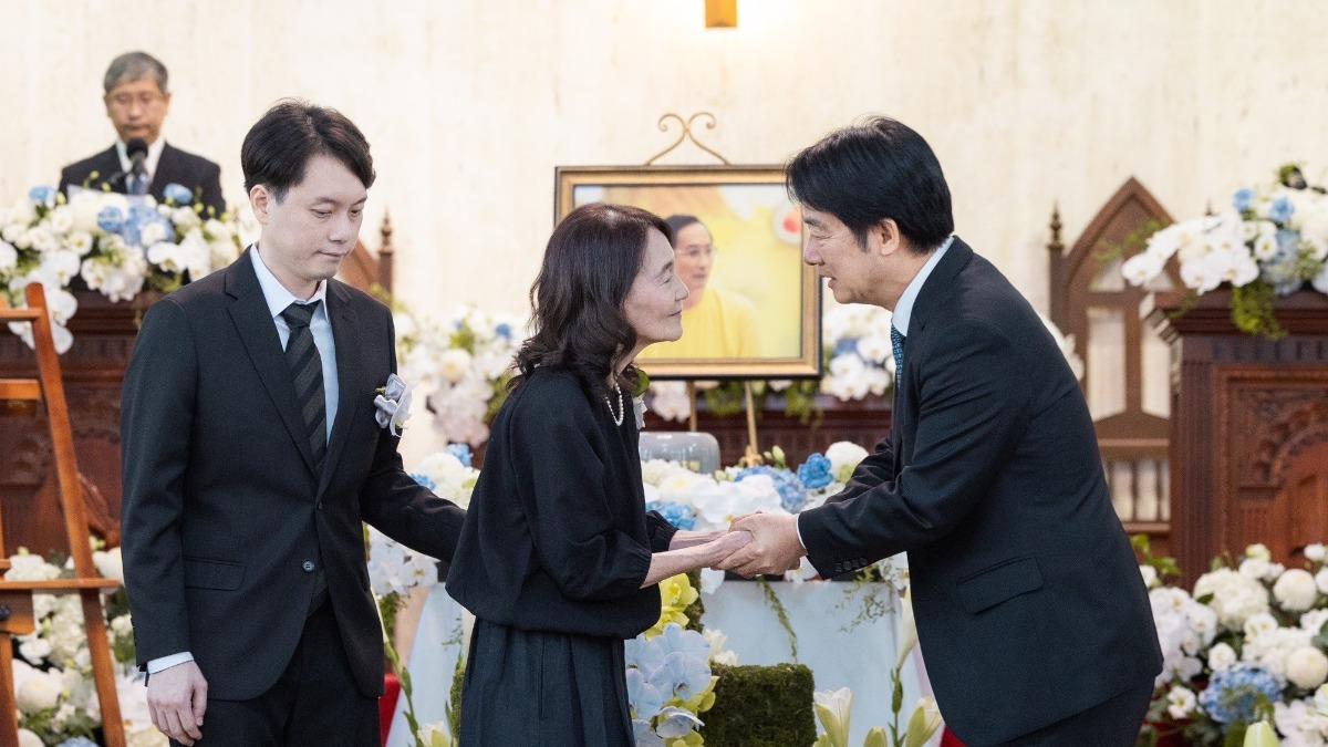 總統親頒褒揚令 讚揚「詩人醫師」曾貴海貢獻台灣社會