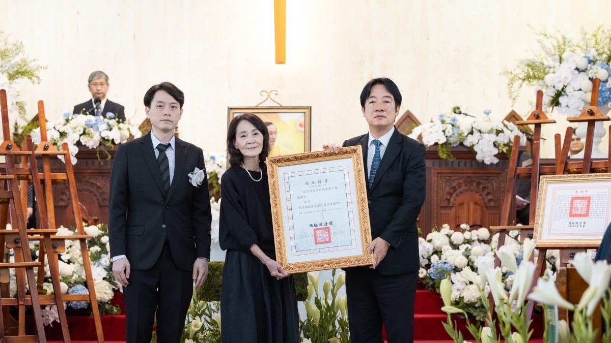 賴清德今(24日)前往高雄，出席總統府國策顧問、醫師詩人曾貴海的告別追思禮拜。(圖/總統府提供)
