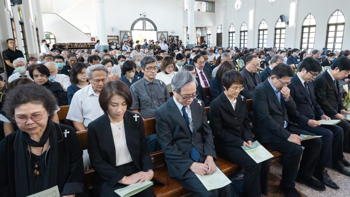 總統府秘書長潘孟安、監察院長陳菊、文化部長李遠等多位政府要員出席總統府國策顧問、醫師詩人曾貴海的告別追思禮拜。(圖/總統府提供)