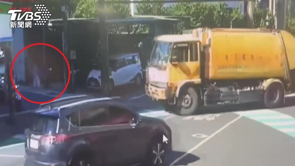 視線死角!疑雨傘卡水溝孔 新北8旬婦跌倒遭垃圾車輾斃