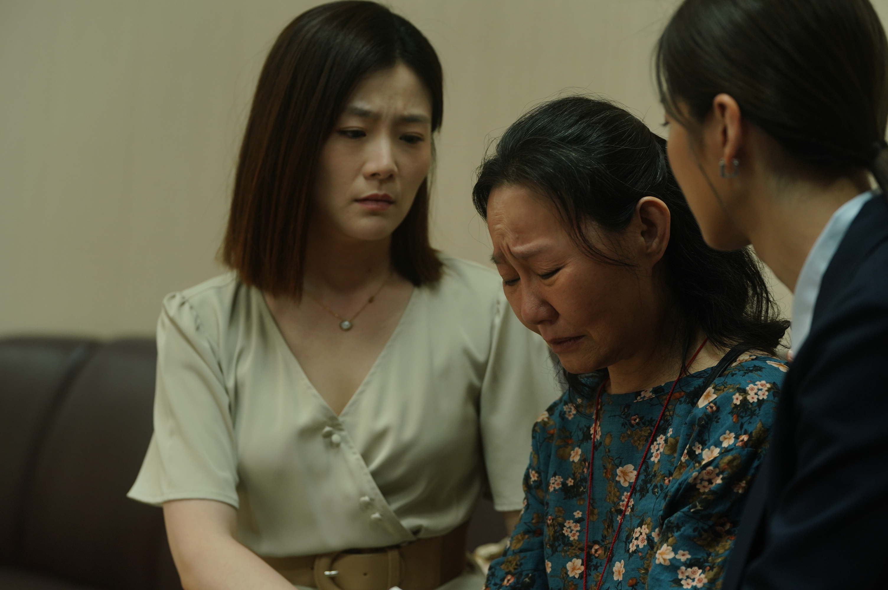蔡黃汝(右)、楊小黎(左)安慰對判決結果失望的呂雪鳳。(圖/公視台語台、華視提供)