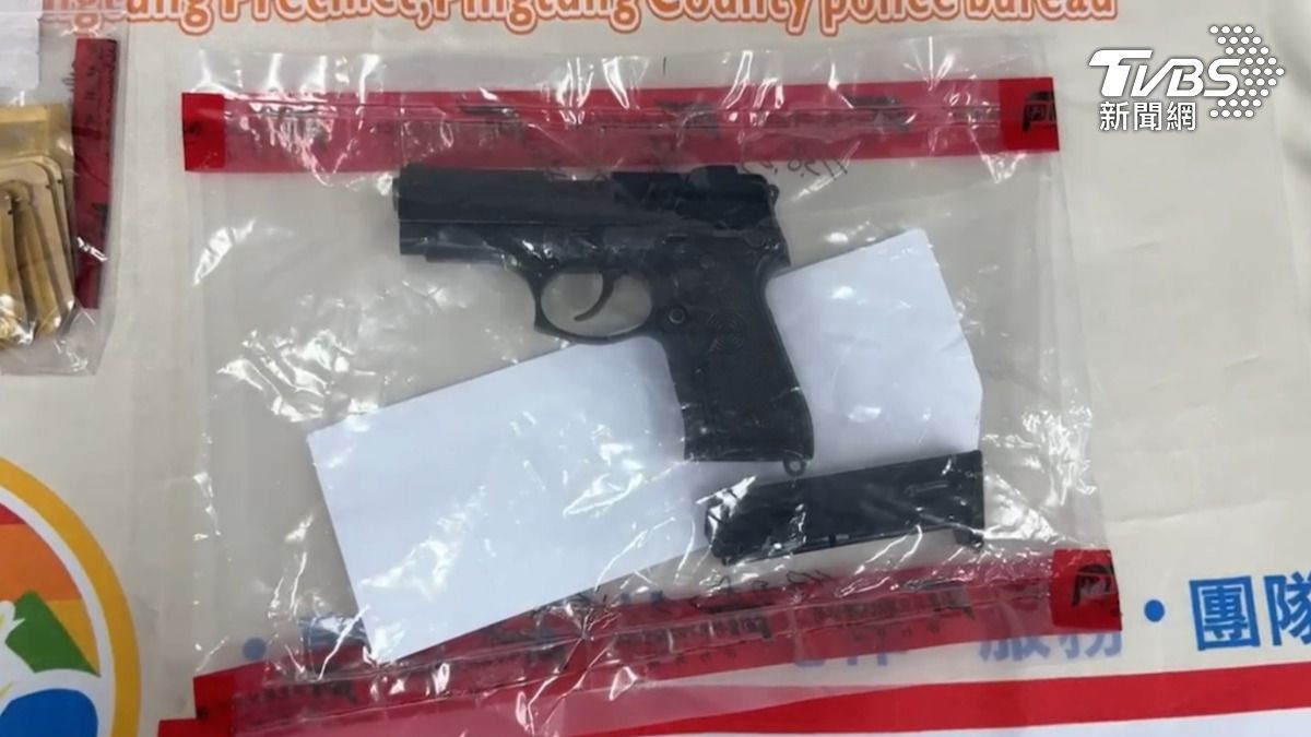 嫌竟然持有改造過的槍枝,並將其藏匿在屏東市某土地公廟的金爐內。(圖/TVBS)