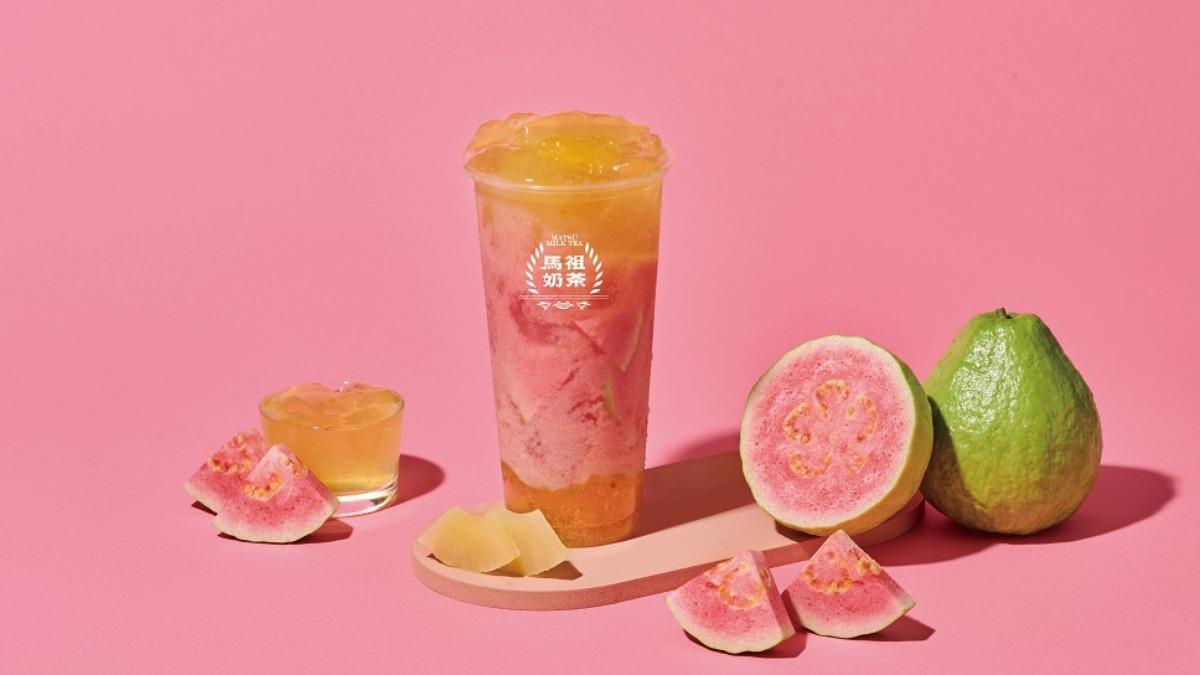以紅心芭樂搭配限定配料「芒果海燕窩」,推出的「旺來紅心冰茶」很消暑。(圖/馬祖奶茶)