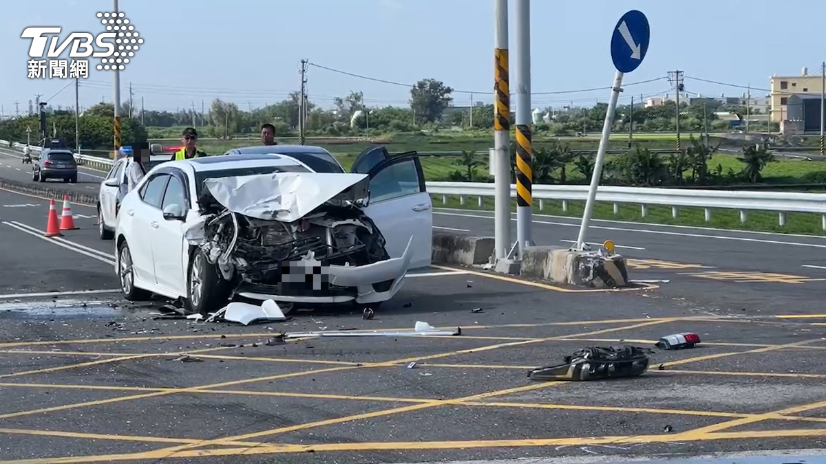 轎車駕駛疑似恍神釀禍。(圖/TVBS)