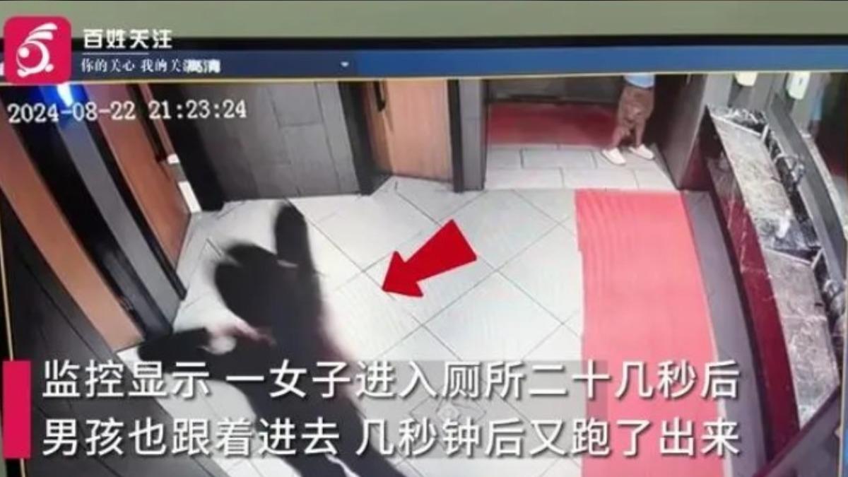 一名男童在女廁前鬼鬼祟祟。(圖/翻攝自 百姓關注)