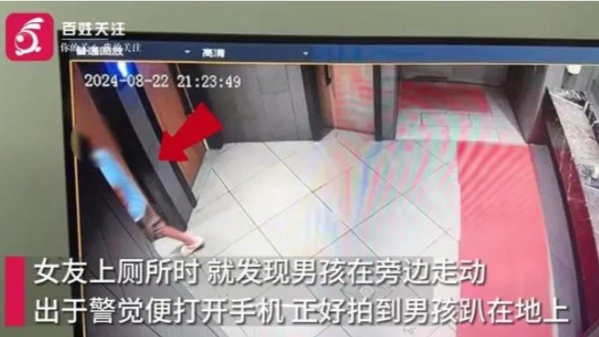 果不其然在女子進入女廁後,男童馬上跟上。(圖/翻攝自 百姓關注)