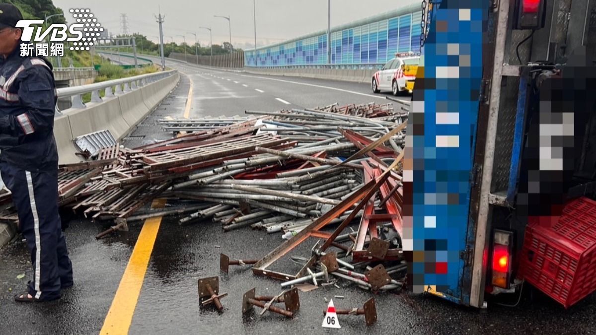 國4大型停車場!小貨車側翻鷹架散落 5人傷、全線封閉