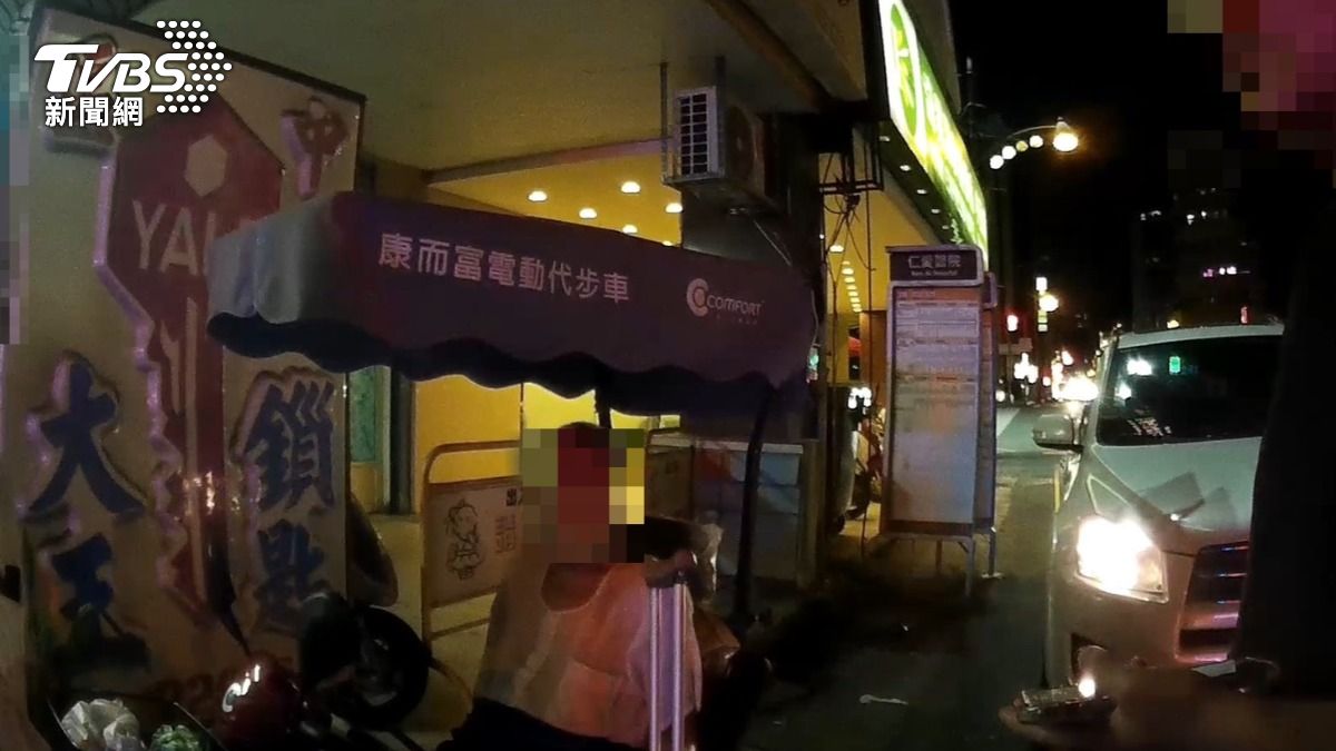 老翁的家屬將其平安接回。（圖／TVBS）