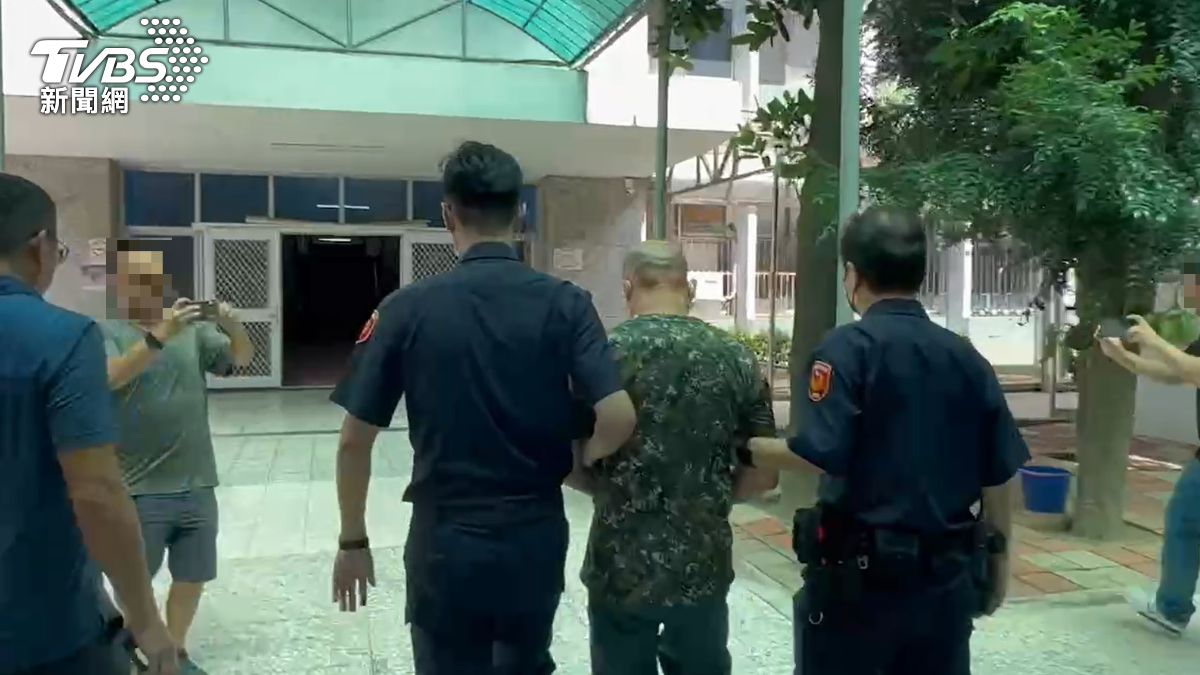 張男持刀砍傷3人。(圖/TVBS)