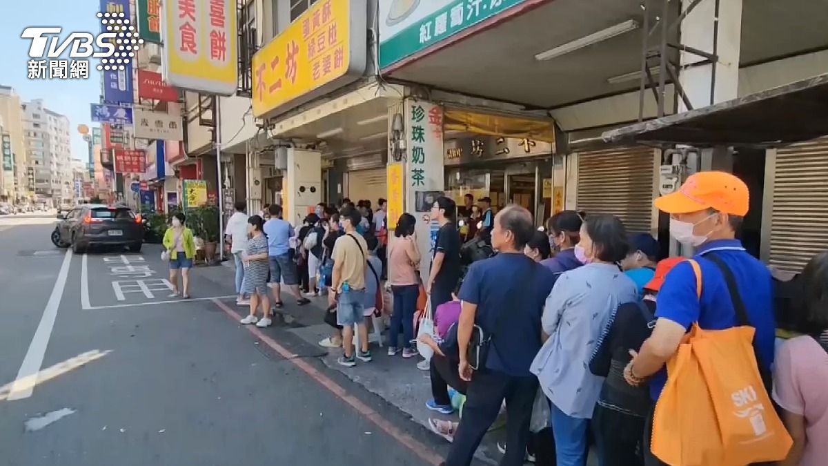 排14小時都要買!「不二坊」蛋黃酥掀代購亂象 每盒飆破2200元