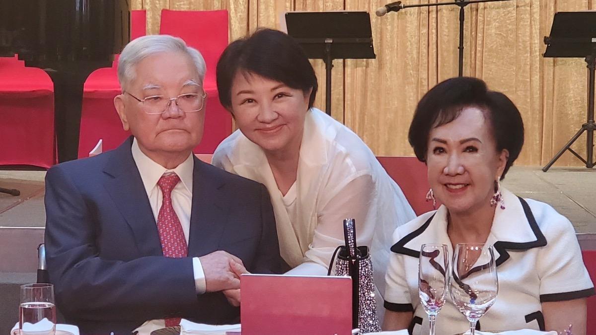 連戰鑽石婚/90歲連戰病癒後曝光 「滿頭白髮」手緊握盧秀燕