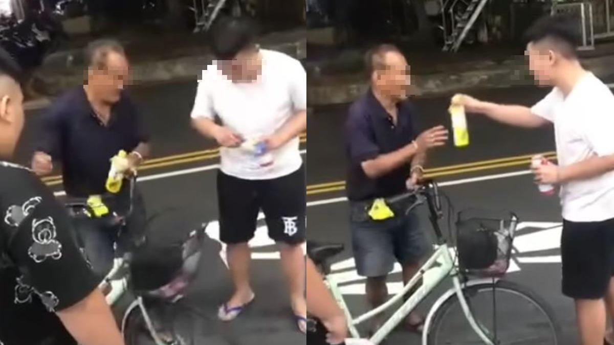 白衣少年作勢奪取老街友的飲料及香菸。(圖/翻攝自「新莊爆料抱怨公社」臉書)