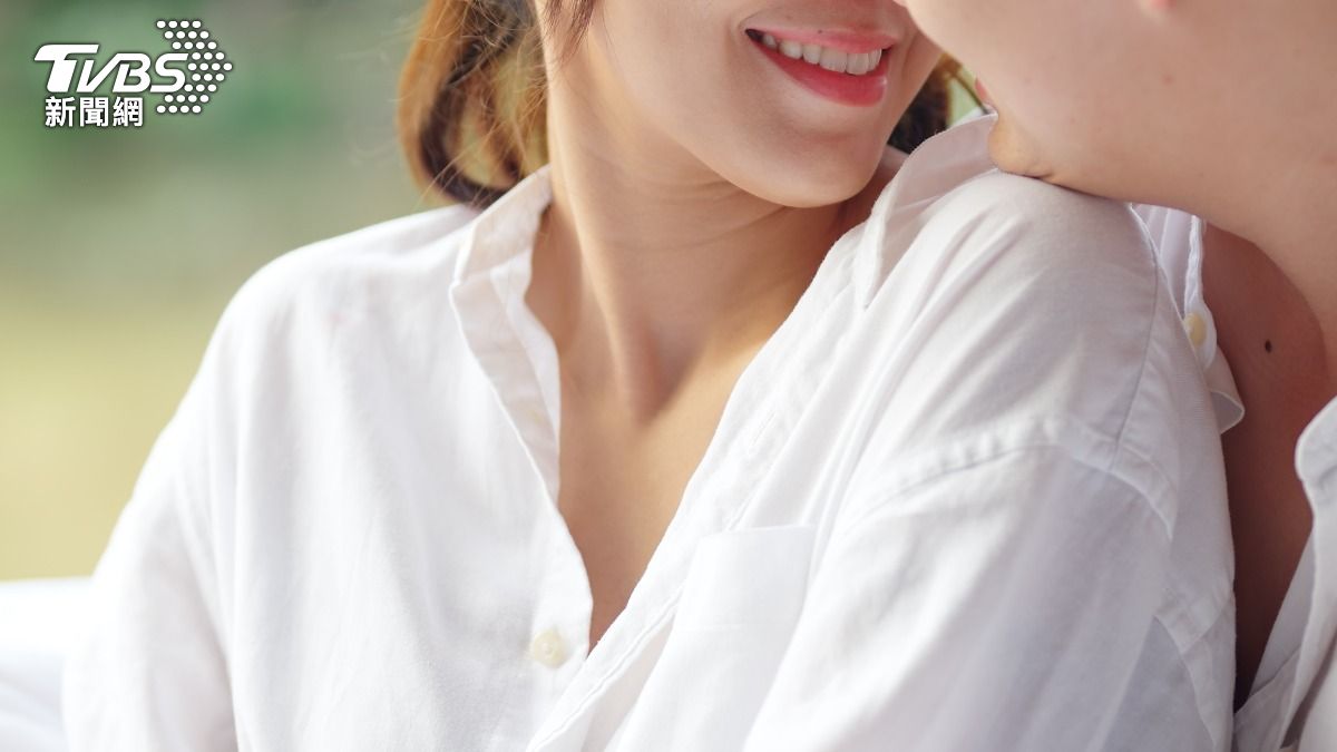 撞見女友「偷吃親兄弟」!房內激情糾纏 他下班推開門傻眼