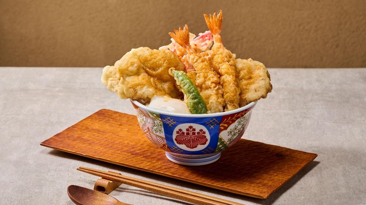 「海老月見豚天丼」特選2大塊醃漬鹹香入味的薄炸豚腰內肉排做為賣點。(圖/業者提供)