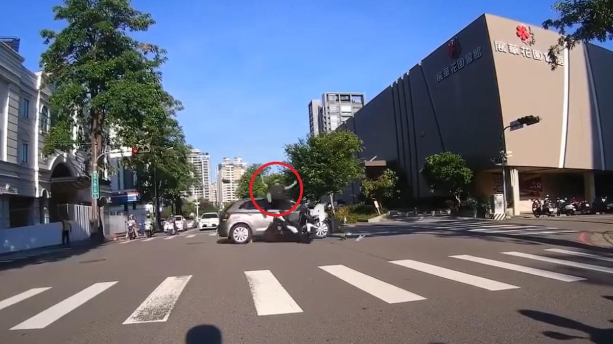 有片／雙方皆闖紅燈！台中男騎士路口被鏟飛重摔　住進ICU